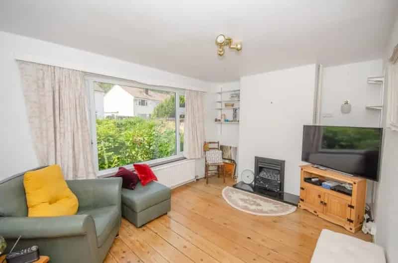2 Bedroom Semi-Detached House For Sale No Chain