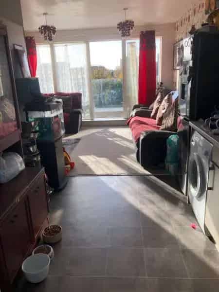 2 Bed Flat Isleworth Big Balcony Laminate Floor Communal Space