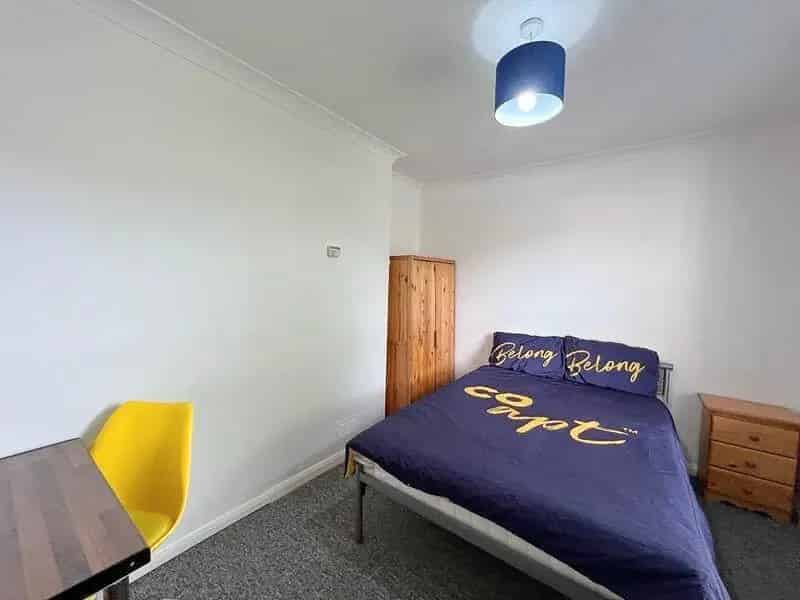 6 Bedroom Semi Detached House 2 Bathrooms Brand New Kitchen