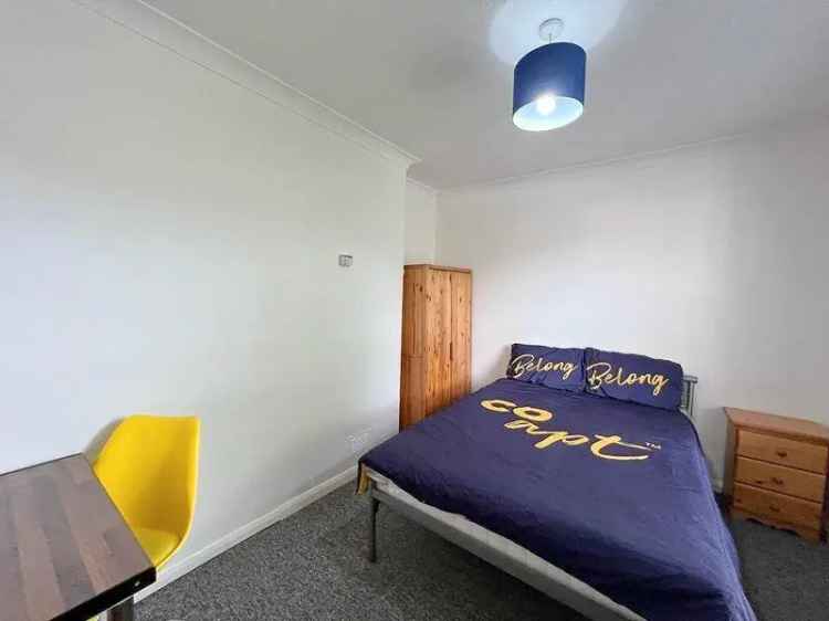 6 Bedroom Semi Detached House 2 Bathrooms Brand New Kitchen