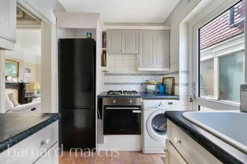 Two Bedroom Semi-Detached Bungalow Near Mitcham Tram Stop