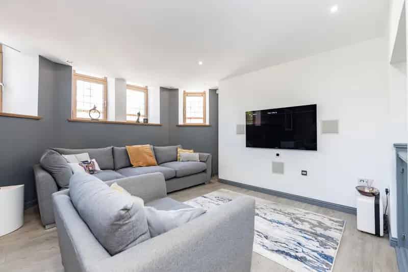 Stunning 2-Bedroom Apartment in Beechgrove Avenue