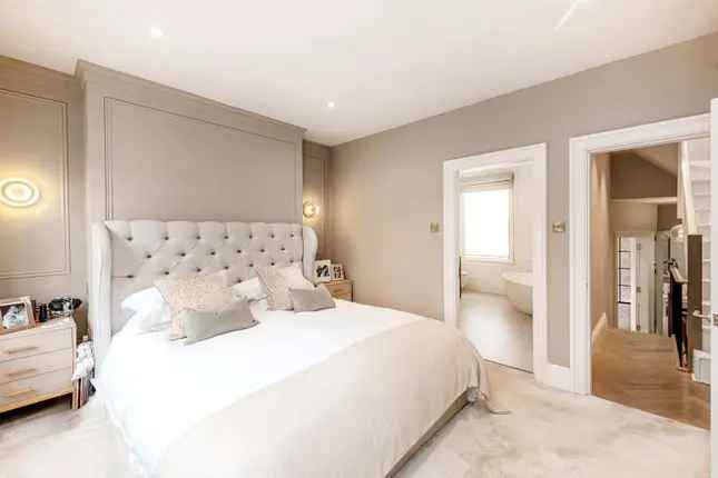 Terraced House for Sale in London W11