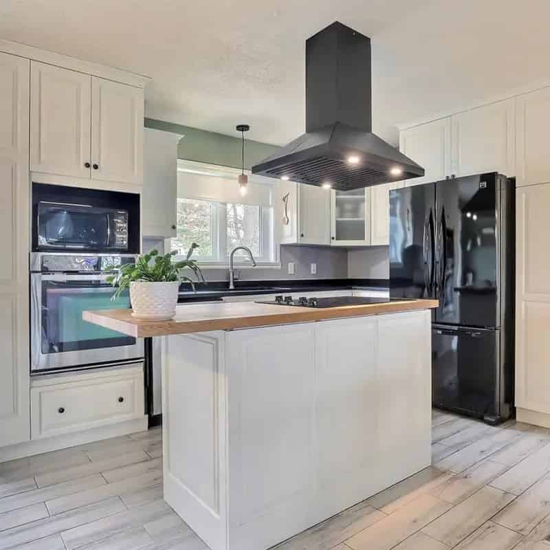 4 Bedroom Family Home with Pool and Spa in Magog