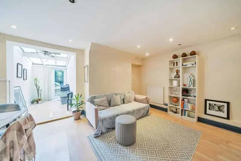 2-Bedroom Garden Flat 690 sq ft Semi Open Kitchen Conservatory