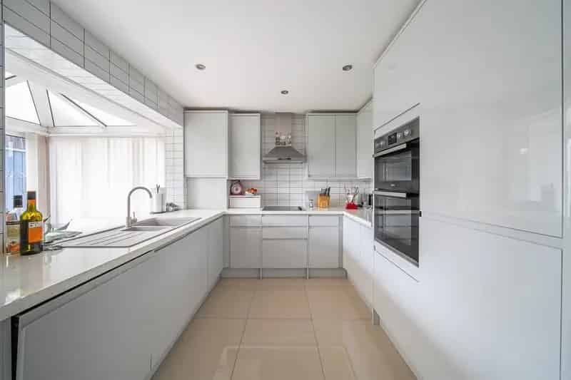 Spacious Four-Bedroom Chalet Bungalow Near Crews Hill Station