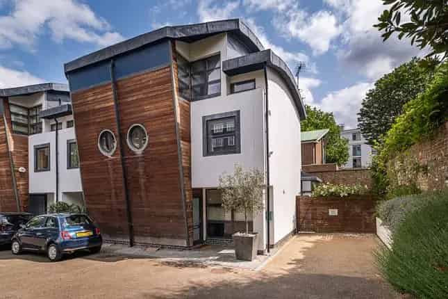 Mews House for Sale in London SW4