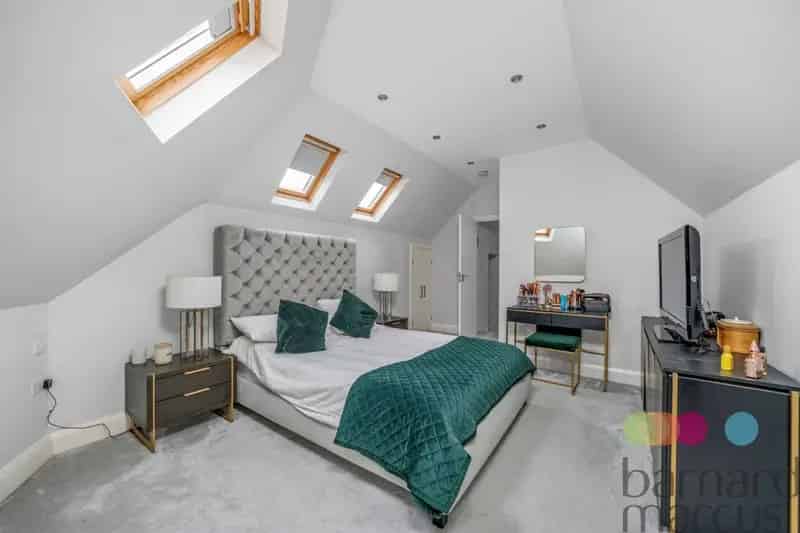 3-Bed Duplex Maisonette Clifton Gardens NW11 1513 sq ft