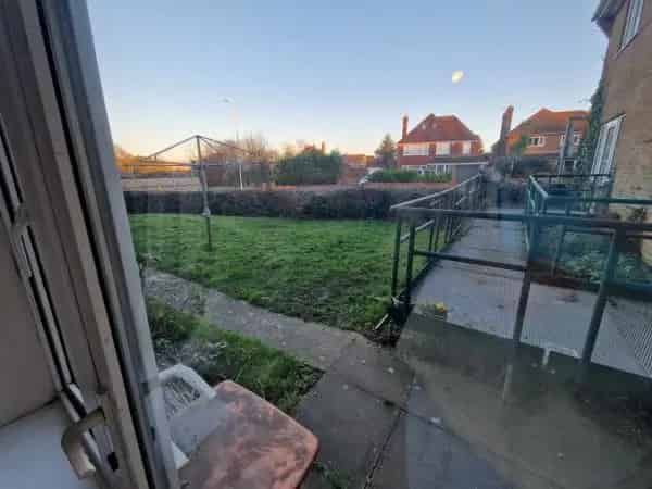 Beautiful Bottom Floor Apartment Near Town and Train Station