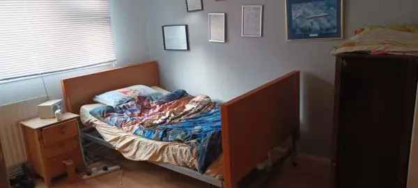 2 Bed Ground Floor Flat Near Gatwick Airport Disabled Shower