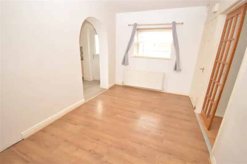Three Bedroom Semi Detached House with Garage Cookridge