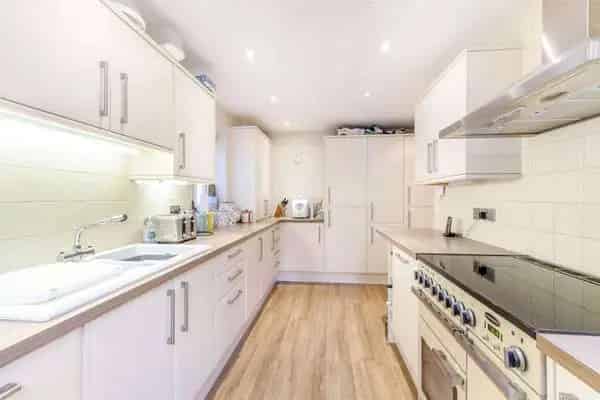 Spacious 6 Bed Family Home with Double Garage and South-Facing Garden