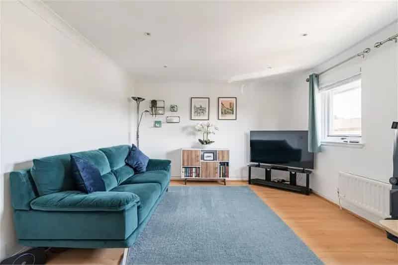 1 Bed Flat - Top Floor with 1 Reception Room