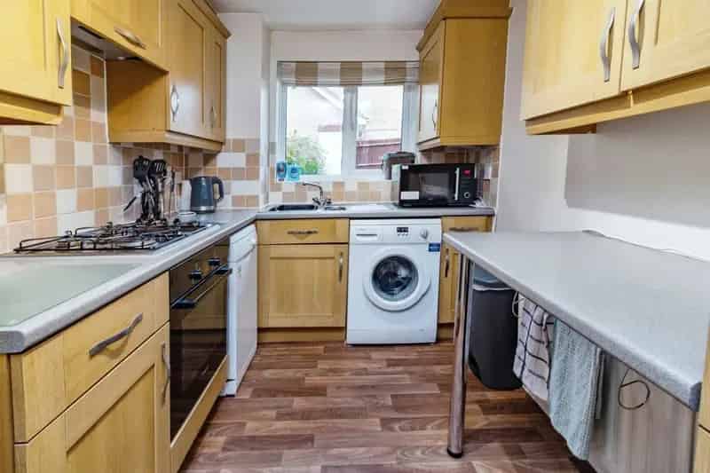 3 Bedroom End Terrace House Family Home Near M1