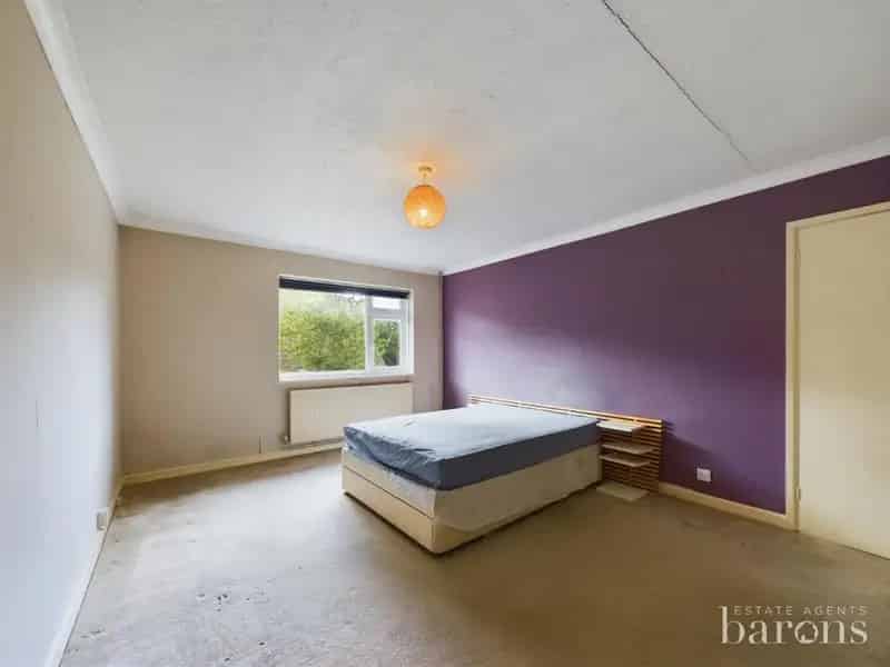 2 Bed Flat for Sale in Basingstoke - Modernisation Needed