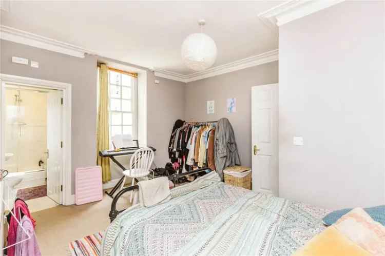2 Bedroom Apartment Near Portway - Modern & Convenient