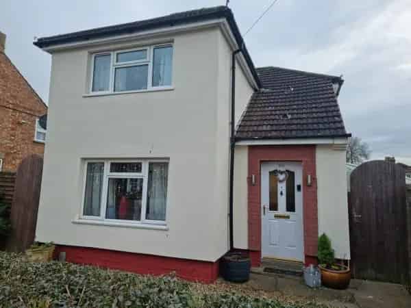 3 Bedroom Detached House Near Town Centre