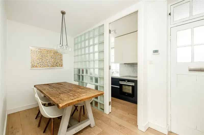 2 Bedroom Flat London - Spacious Apartment with Two Balconies and Communal Gardens