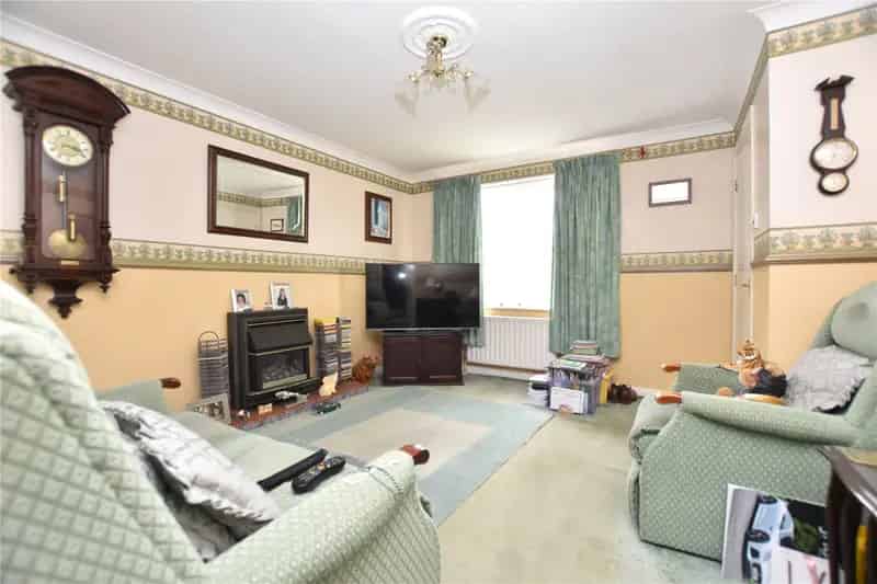 3 Bed Semi-Detached House with Extension and Home Office