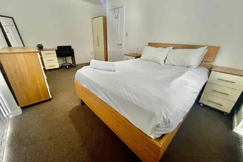 Stunning 2-Bedroom Furnished Modern Property Bramley