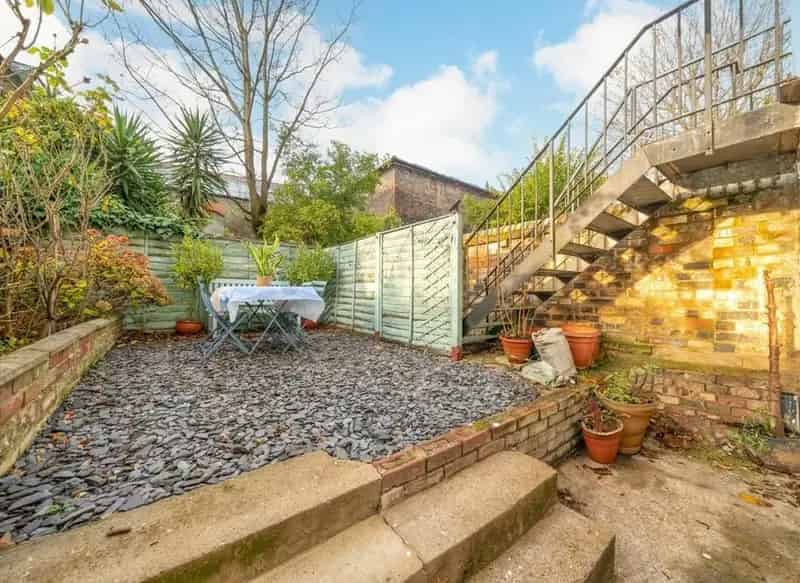 2 Bed Flat Near Finsbury Park  500 sq ft Open Plan Modern Bathroom