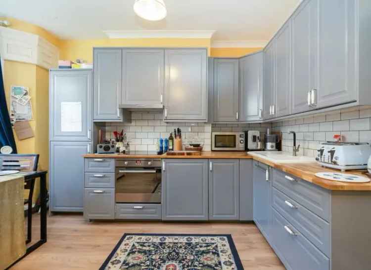 Flat For Sale in Fonthill Road, London, England