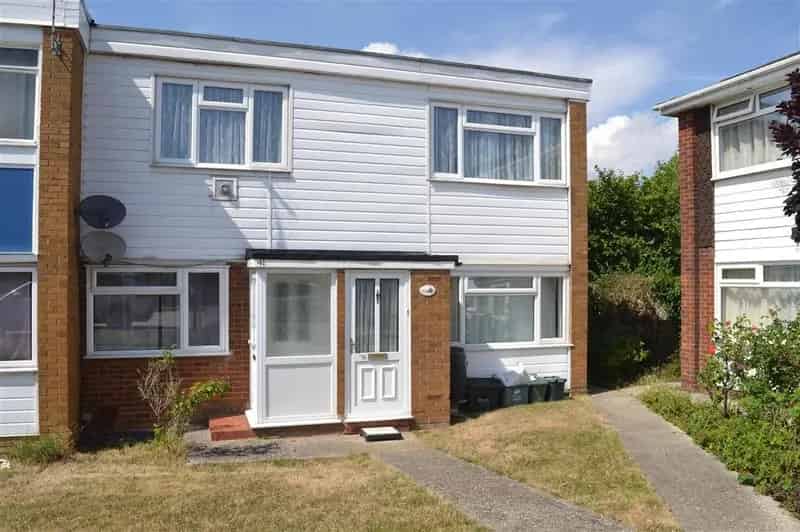 2 Bedroom Maisonette For Sale - Vacant Possession