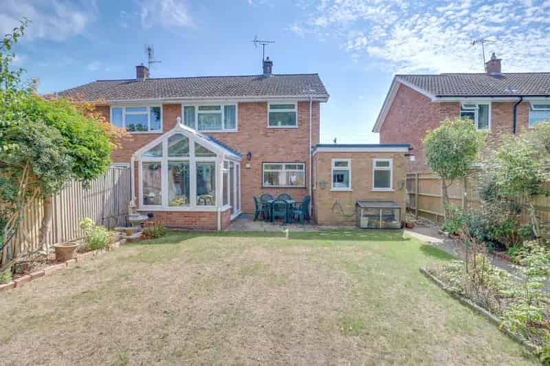 3 Bedroom Semi Detached House to Rent