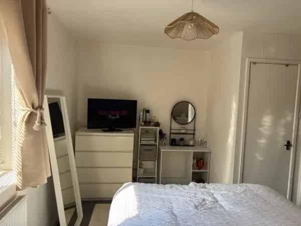 2 Bedroom House in Quiet Grove - Driveway & Garden