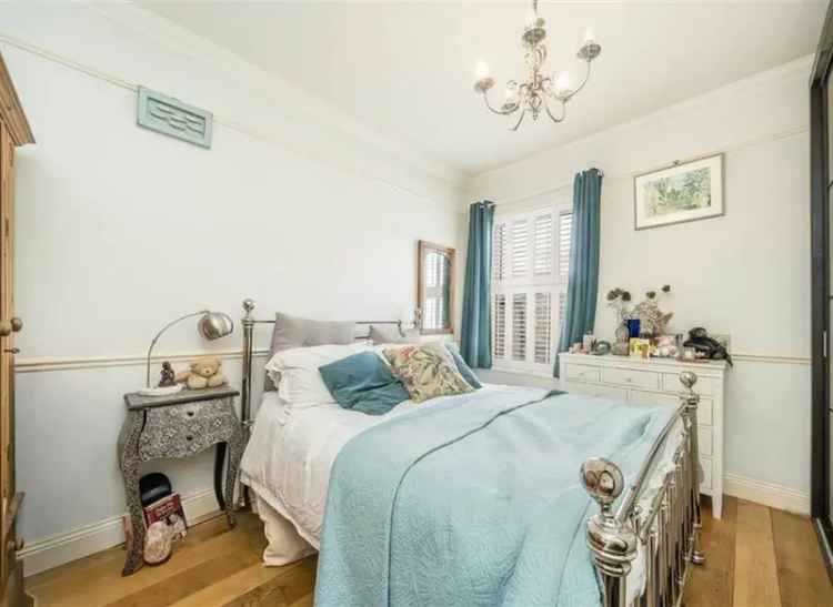 Maisonette For Sale in Stanley Road, London, England