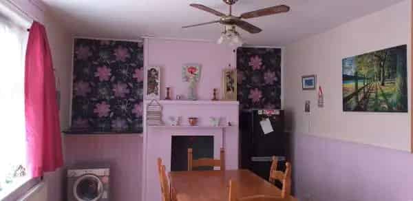 3 Bed Semi Detached House Near Shops And Schools