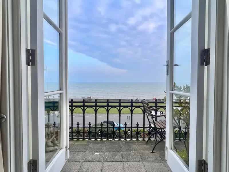 2 Bed Flat for Sale Sea Views High Spec Kitchen