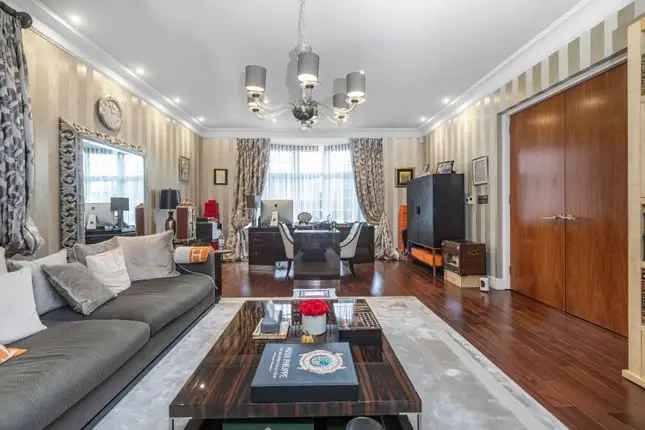 Detached House for Sale in The Bishops Avenue London N2
