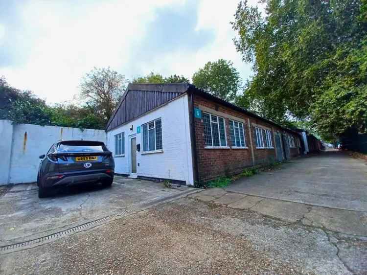 Refurbished End Terrace Unit with Parking