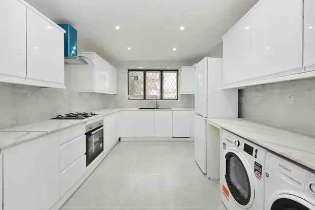 Four Double Bedroom Detached House Near Elizabeth Line