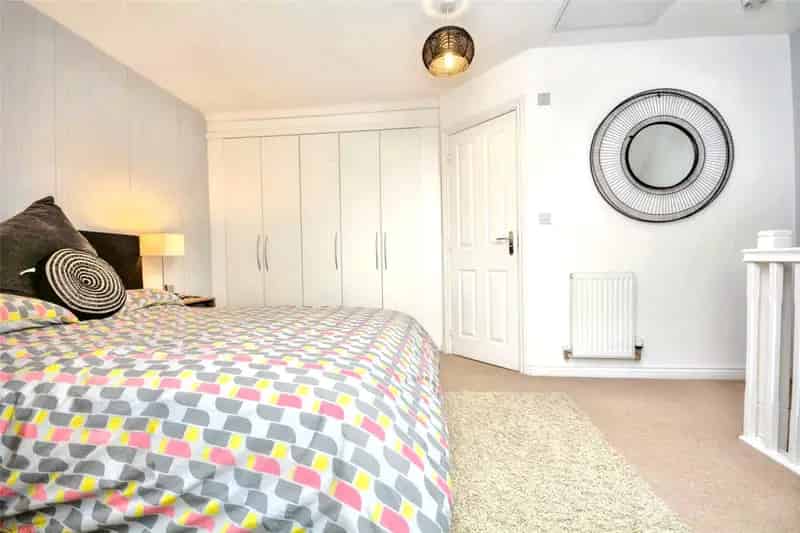 Spacious 3-Bedroom Townhouse in Royal Gardens - Modern Kitchen, Garage & Parking