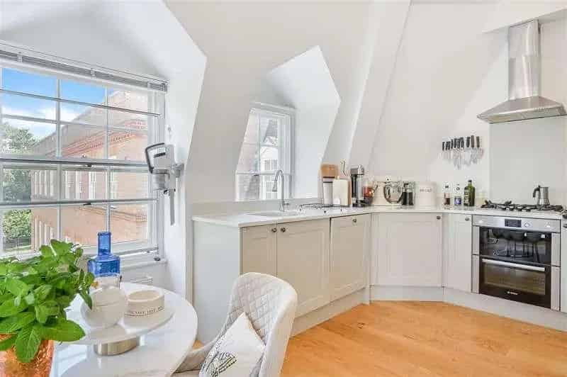 2 Bed Flat for Sale Epsom College Area