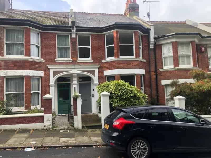 4 Bed Mid Terraced House with Basement Storage