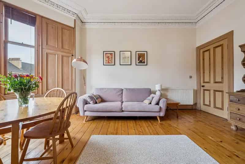 Spacious 2-Bedroom Period Apartment in Glasgow's Queen's Park
