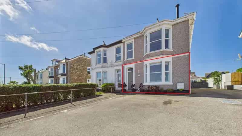 2 Bedroom Apartment for Sale Edwardian Property Sea Views