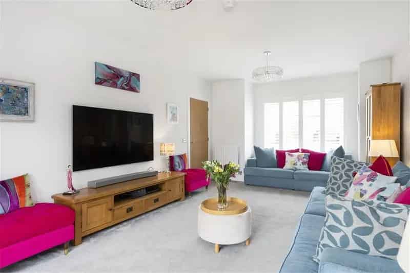 5 Bed Detached House with 2 Bathrooms and Double Garage