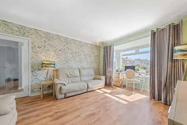 2 Bedroom Semi Detached Villa for Sale in Glasgow