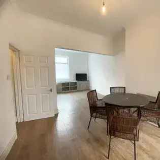 3 Bedroom End Terrace House Manchester