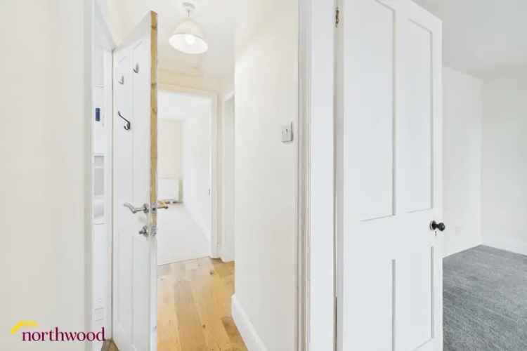 Banbury Town Centre Top Floor Flat Share of Freehold Allocated Parking