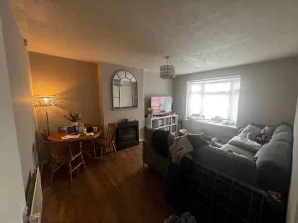 Large 2-Bedroom Flat with 3 Sheds and Private Garden