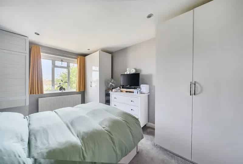 2 Bedroom Maisonette for Sale Near King George's Recreation Field