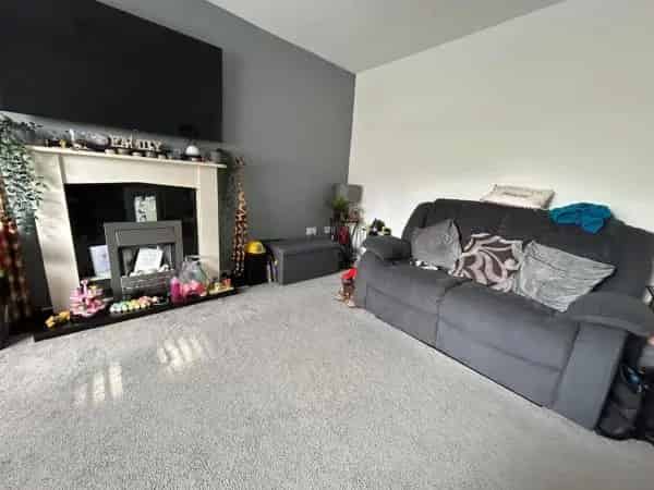 3 Bed Terrace House with Gardens and Built in Wardrobes