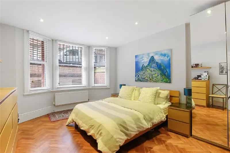 Two Bedroom Flat in Red Brick Mansion Block