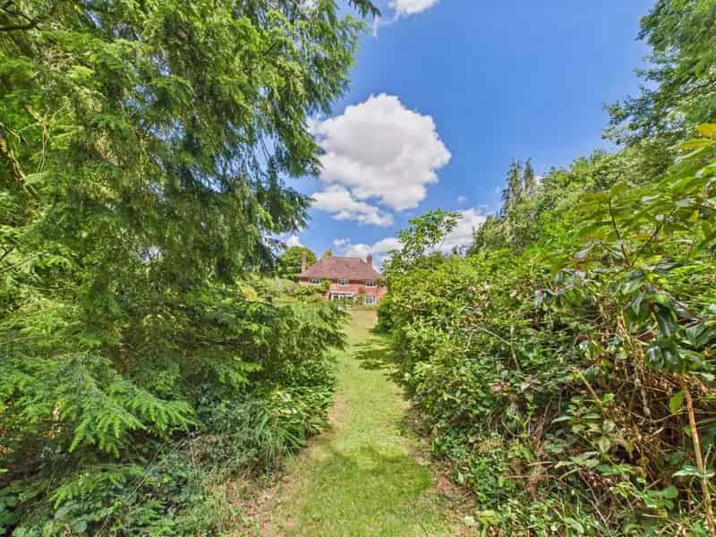 5 Bed House For Sale  Secluded Woodland Village Location