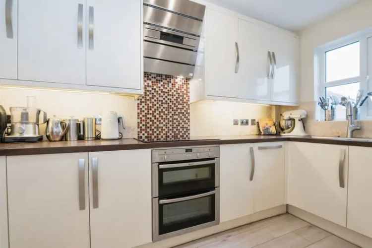 Stunning 2 Bed Terraced House with Modern Kitchen & Garden